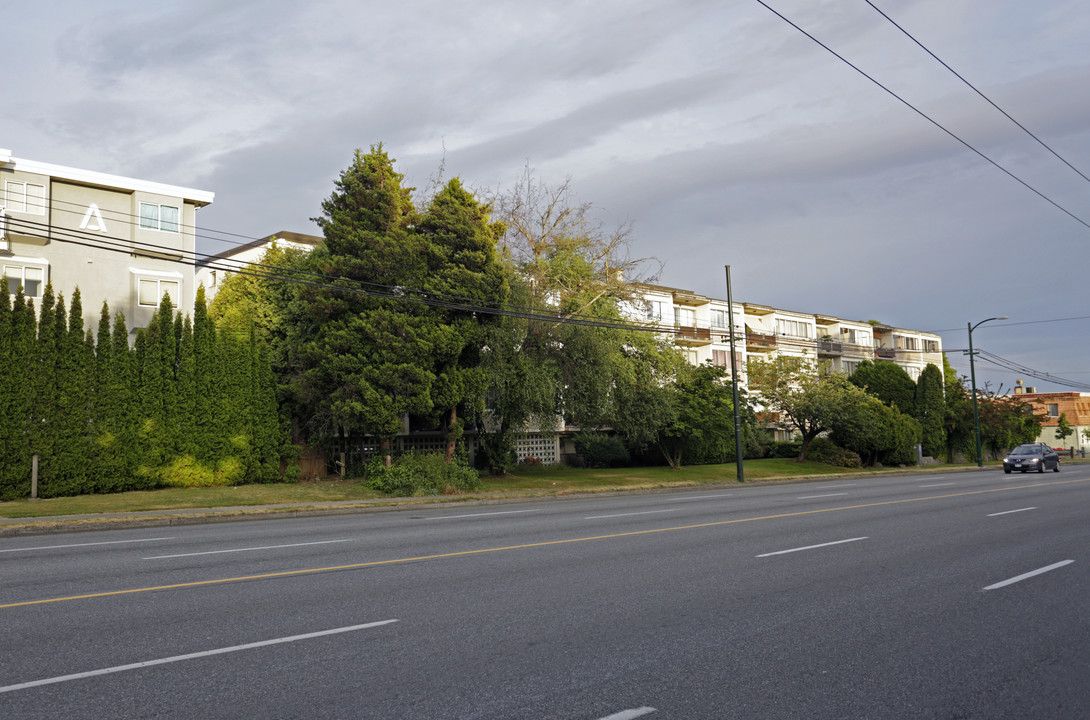 8770 Granville St in Vancouver, BC - Building Photo