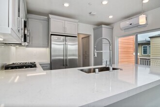 808 Santa Barbara Pl in San Diego, CA - Building Photo - Building Photo