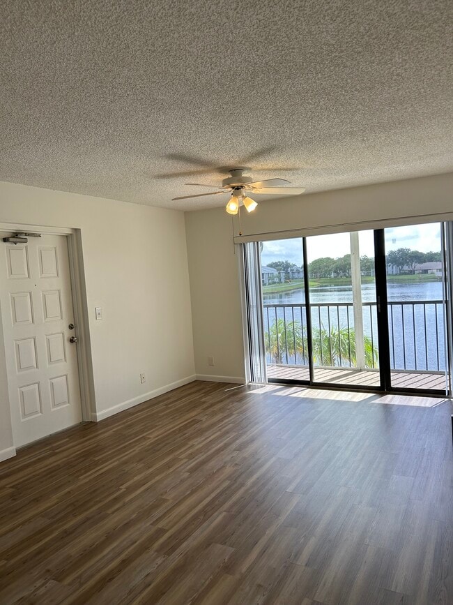 1004 Green Pine Blvd, Unit G2 in West Palm Beach, FL - Foto de edificio - Building Photo