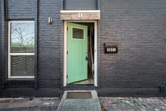 3820 Southway Dr, Unit D in Austin, TX - Foto de edificio - Building Photo