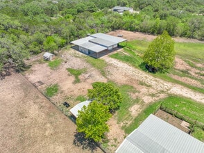 499 Co Rd 342 in Hondo, TX - Building Photo - Building Photo