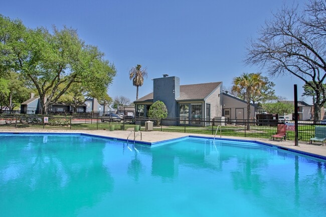 Casa Paz Apartments in Houston, TX - Building Photo - Building Photo
