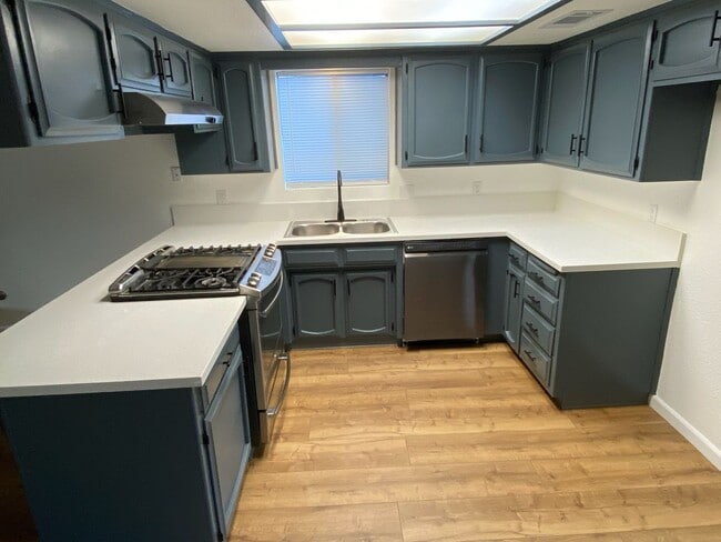 1534 S Linwood St in Visalia, CA - Building Photo - Building Photo