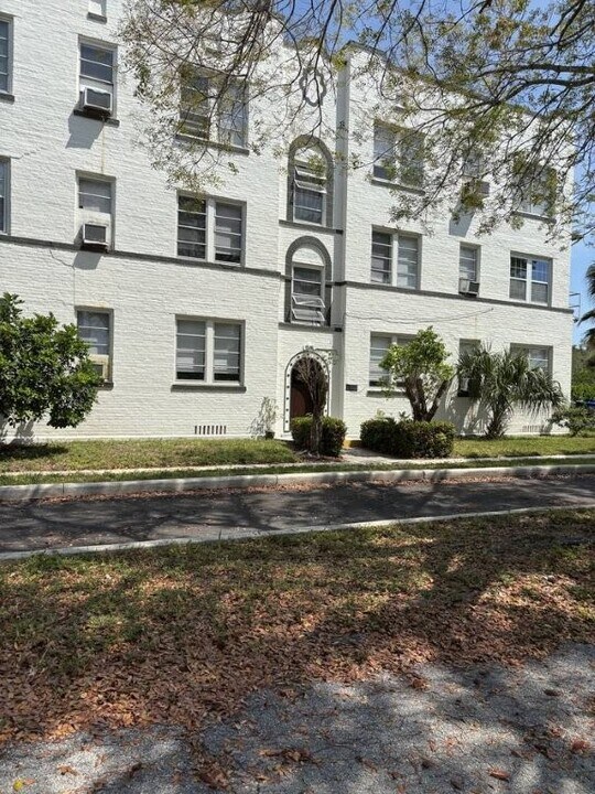 The Seville in Ft. Myers, FL - Building Photo