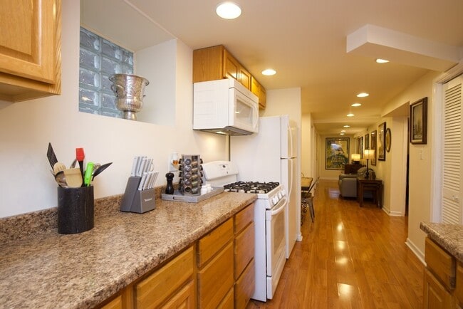 919 W Newport Ave, Unit J03P, Unit J03P