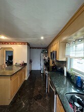 73 Almont St, Unit 2 in Medford, MA - Foto de edificio - Building Photo