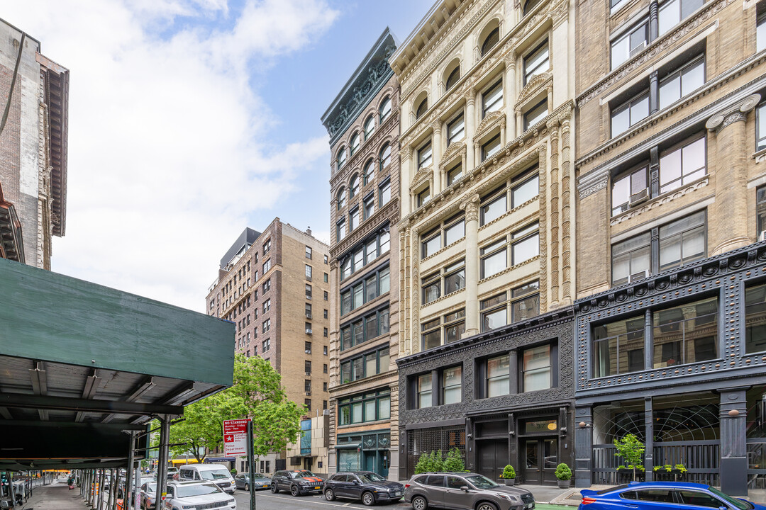 35 E 12th St in New York, NY - Building Photo