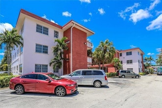 4800 Hollywood Blvd in Hollywood, FL - Building Photo - Building Photo