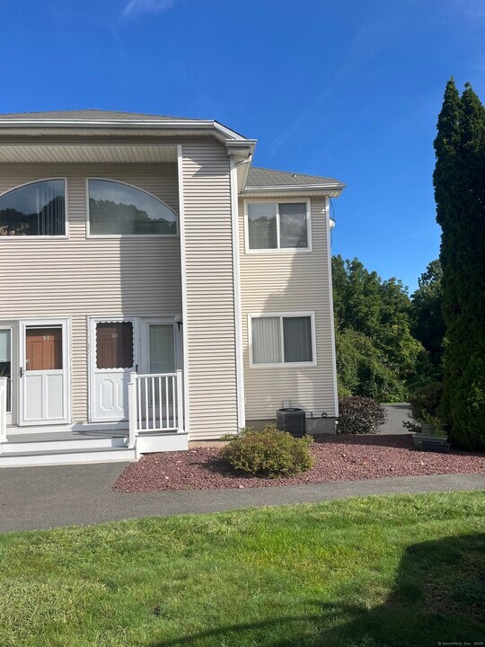 80 Country Ln in Vernon, CT - Building Photo