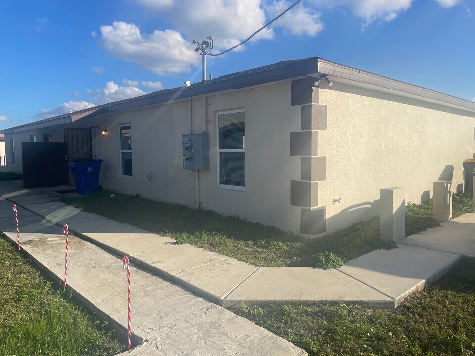 512 Valencia St, Unit 512 Valencia in Sebring, FL - Building Photo