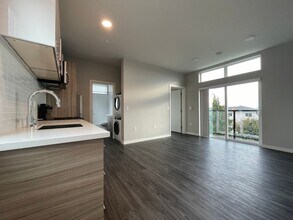 Sylvan Court in Seattle, WA - Building Photo - Interior Photo