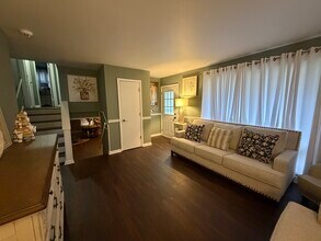 202 Hickory Rd in Oakwood Hills, IL - Building Photo - Building Photo