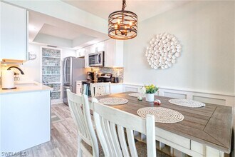 898 Buttonwood Dr in Fort Myers Beach, FL - Foto de edificio - Building Photo