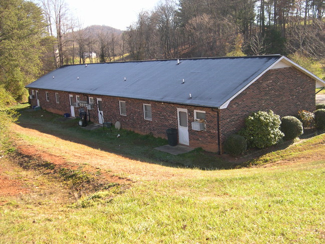 2606 Fairwood Dr in Hudson, NC - Building Photo - Building Photo