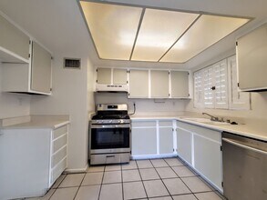 42800 Virginia Ave in Palm Desert, CA - Building Photo - Building Photo