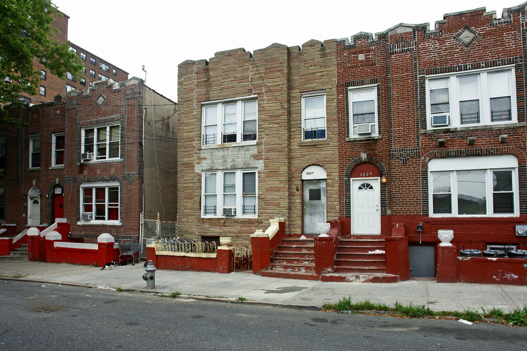 1027 Manor Ave in Bronx, NY - Building Photo