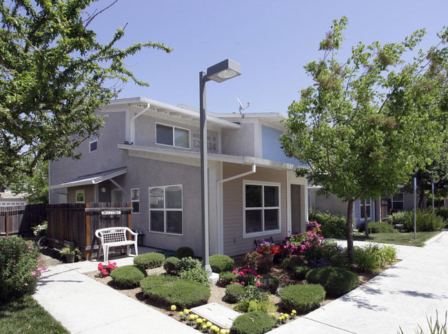 Moore Village in Davis, CA - Foto de edificio - Building Photo