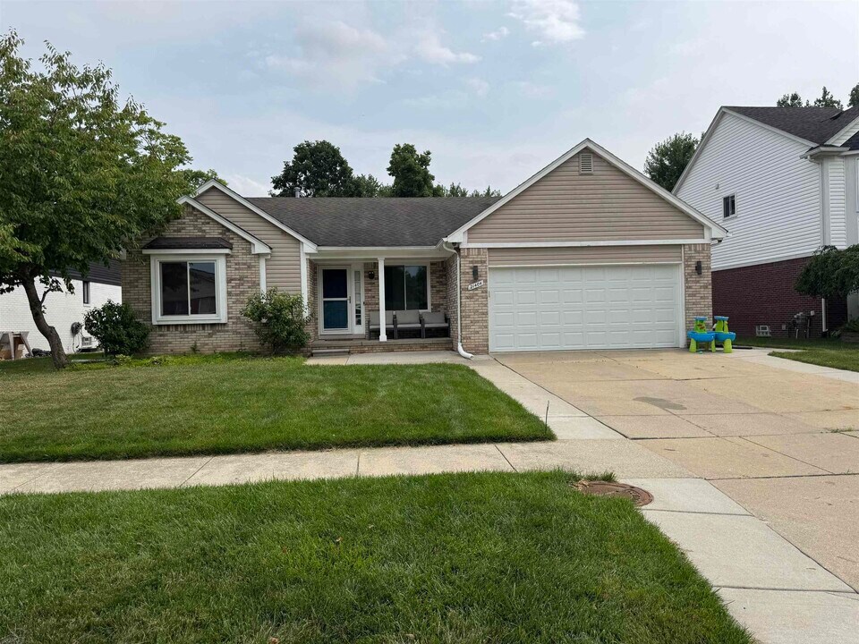 21404 Clear Creek Blvd in Clinton Township, MI - Building Photo