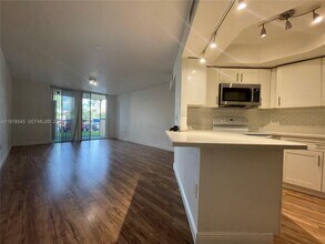 8323 Lake Dr in Doral, FL - Building Photo - Building Photo