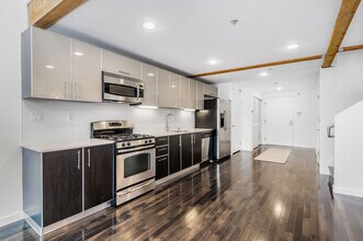 4215 Glencoe Ave, Unit 130 in Marina Del Rey, CA - Foto de edificio - Building Photo