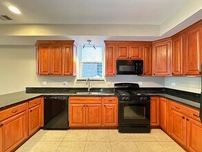 2141 W Superior St, Unit G06C in Chicago, IL - Foto de edificio - Building Photo