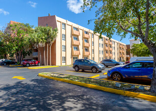 Paradise Isles Apartments in Miami, FL - Foto de edificio - Building Photo