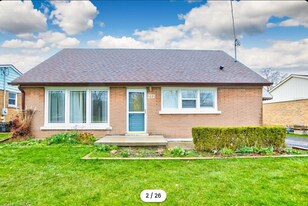 212 Allen St E in Waterloo, ON - Building Photo