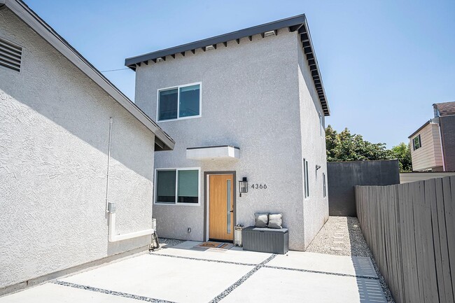 4366 Toland Way in Los Angeles, CA - Building Photo - Building Photo