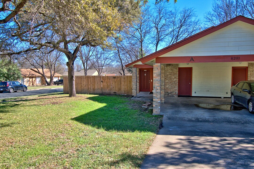 6201 Soft Wind Cir in Austin, TX - Foto de edificio