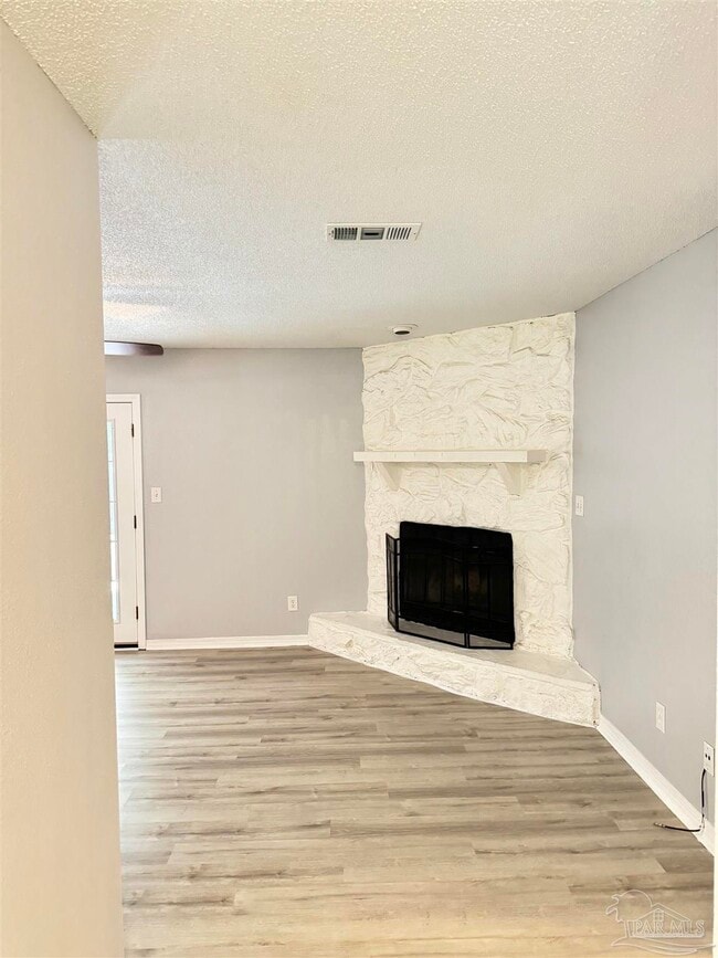 517 Benjulyn Rd in Gonzalez, FL - Building Photo - Building Photo