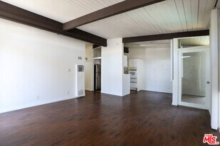11131 Rose Ave in Los Angeles, CA - Building Photo