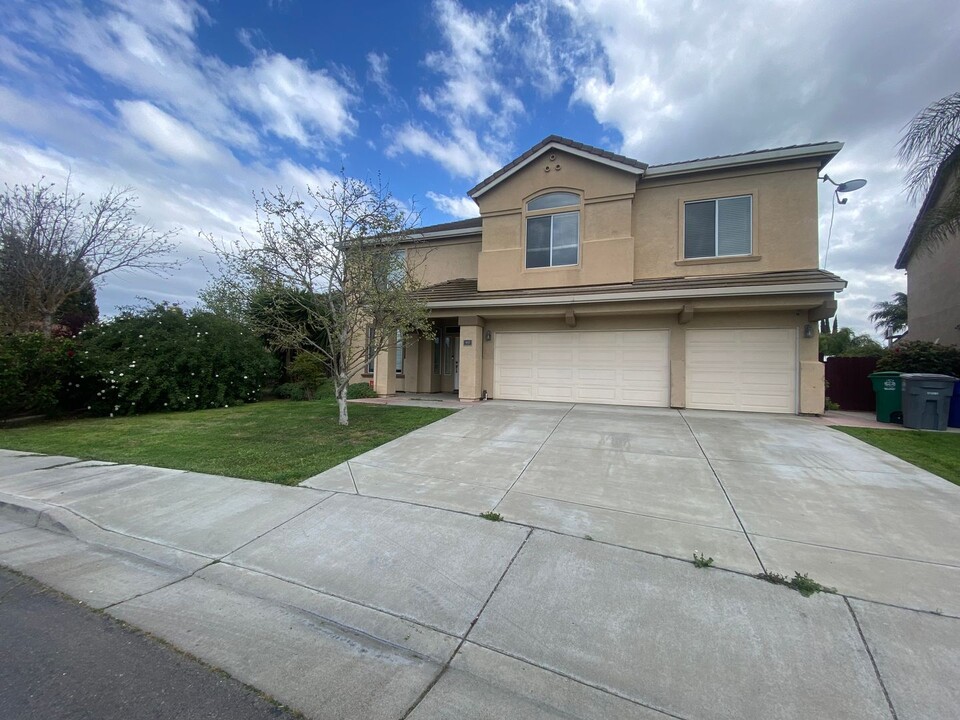 907 Garden St in Los Banos, CA - Building Photo