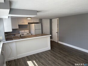 54 Church St in Stonington, CT - Foto de edificio - Building Photo