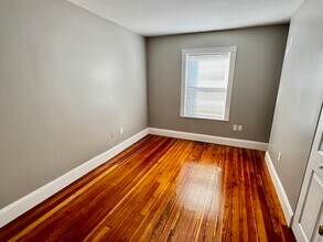 33 Adamson St, Unit 2 in Boston, MA - Foto de edificio - Building Photo