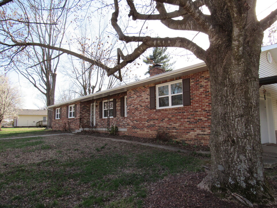 319 Ash Dr in Marshfield, MO - Building Photo