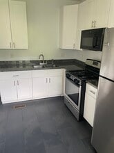 998 Woodbourne Dr SW, Unit A in Atlanta, GA - Building Photo - Building Photo