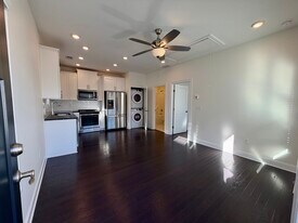 1747 Stone Hedge Dr NW, Unit Apt B in Atlanta, GA - Building Photo