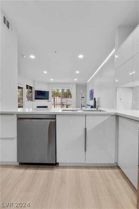 7107 S Durango Dr in Las Vegas, NV - Building Photo