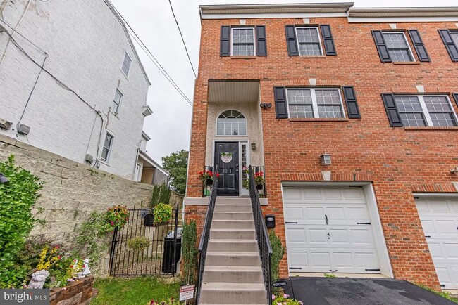 321 Fountain St in Philadelphia, PA - Building Photo - Building Photo