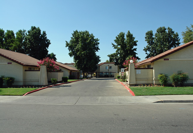 La Paz Villa in Parlier, CA - Foto de edificio - Building Photo