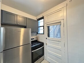 1321.5 W Estes Ave, Unit 43 in Chicago, IL - Foto de edificio - Building Photo