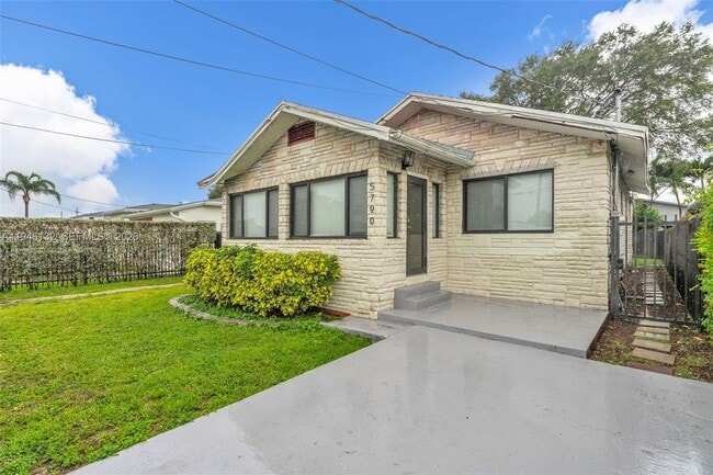 5790 SW 5th St in Miami, FL - Foto de edificio - Building Photo