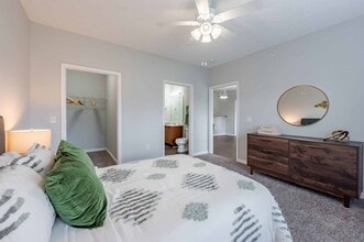 Blankenbaker Crossings Apartment Homes in Louisville, KY - Foto de edificio - Building Photo