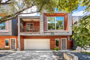 326 Clay St in San Antonio, TX - Building Photo