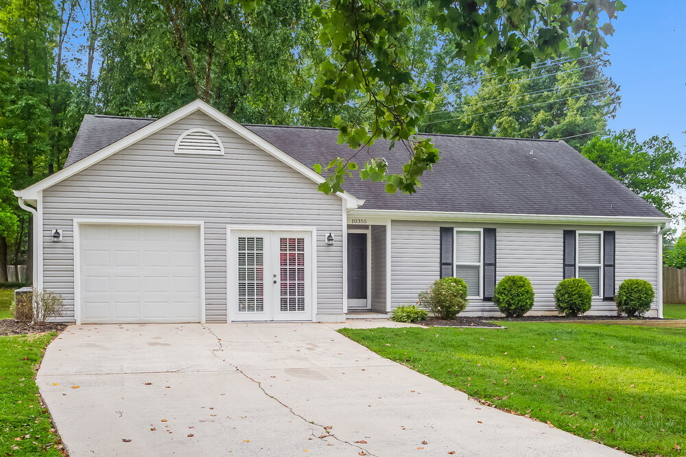 10355 Roundhouse Cir in Mint Hill, NC - Building Photo