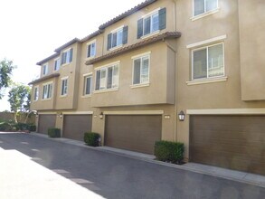 416 W Linden Dr, Unit Riverbend in Orange, CA - Foto de edificio - Building Photo