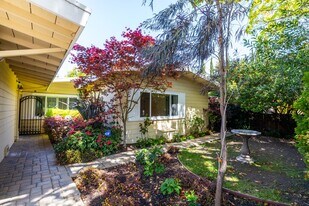 641 E Meadow Dr in Palo Alto, CA - Building Photo