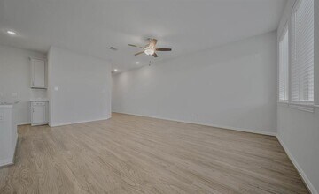 7115 Fannin St in Pearland, TX - Building Photo - Building Photo