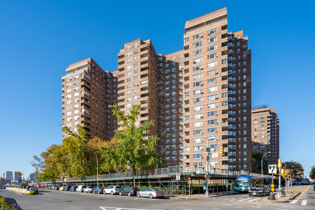 East River Housing in New York, NY - Building Photo