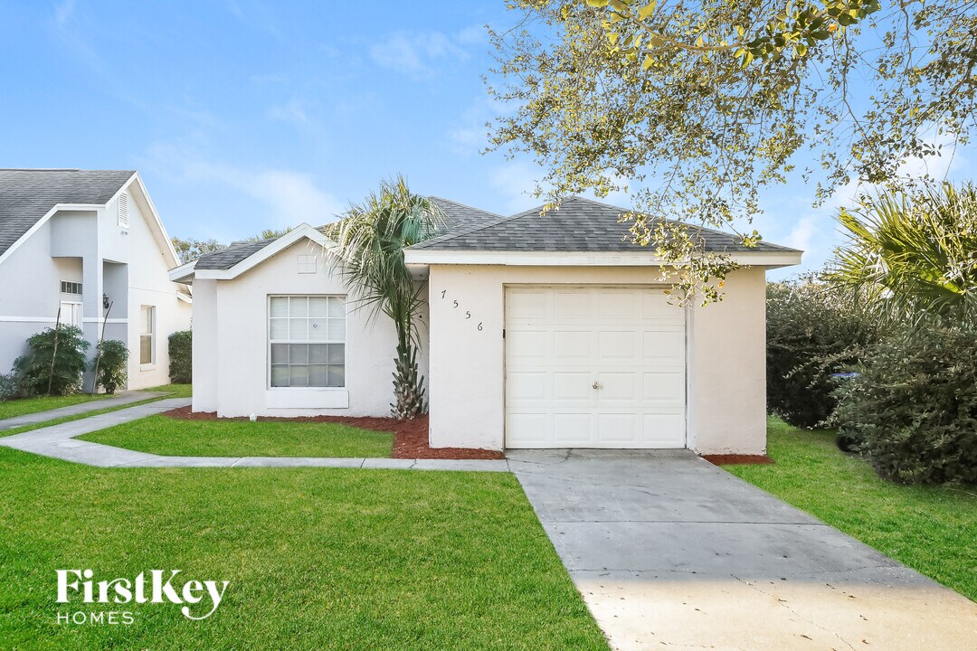 7556 Groveoak Dr in Orlando, FL - Foto de edificio